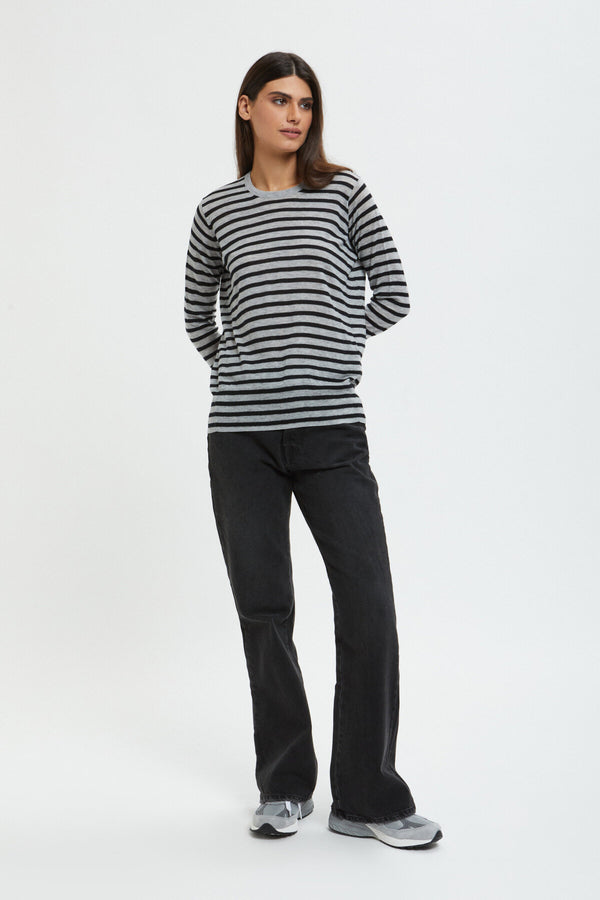 Long-sleeved crew-neck pullover