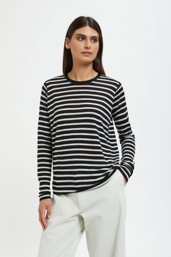 Long-sleeved crew-neck pullover