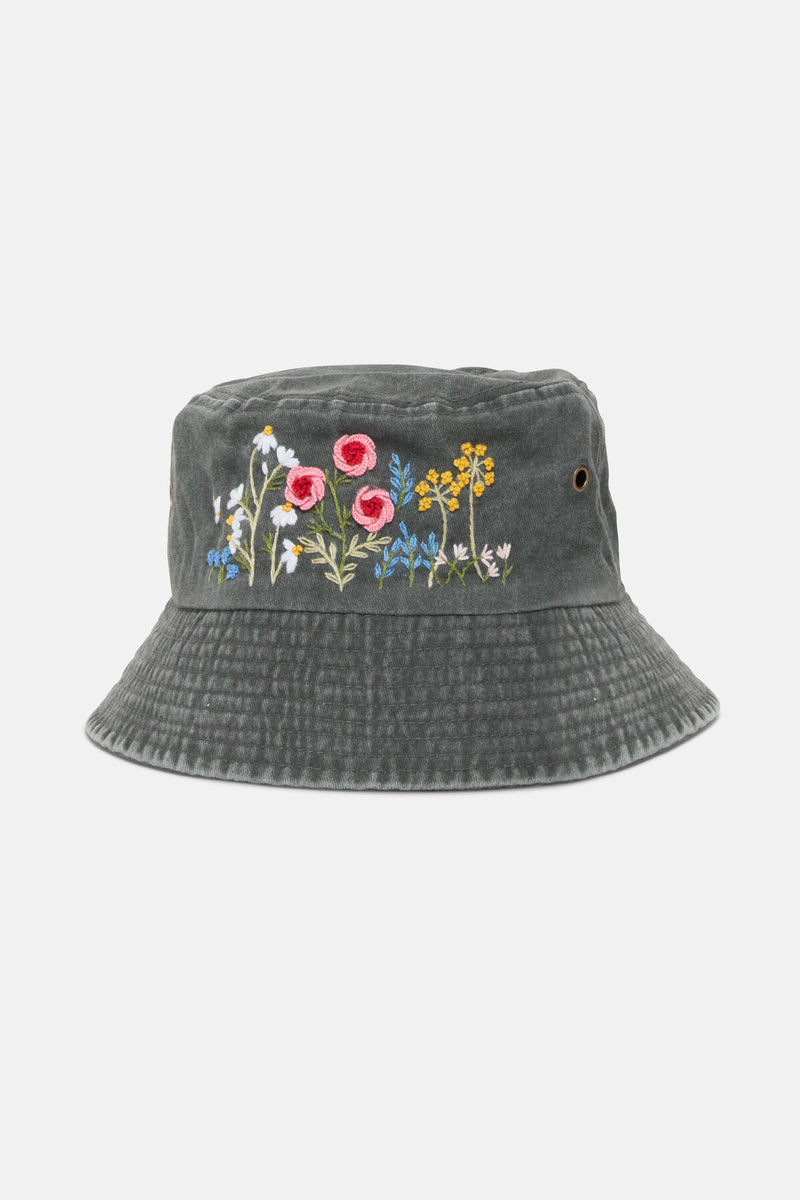 Bucket hat con fiori di campo ricamati a mano