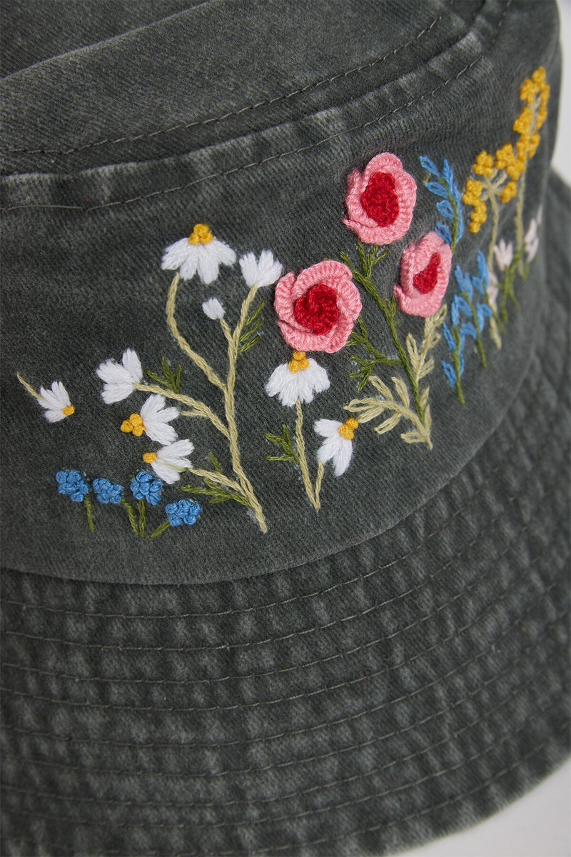 Bucket hat con fiori di campo ricamati a mano