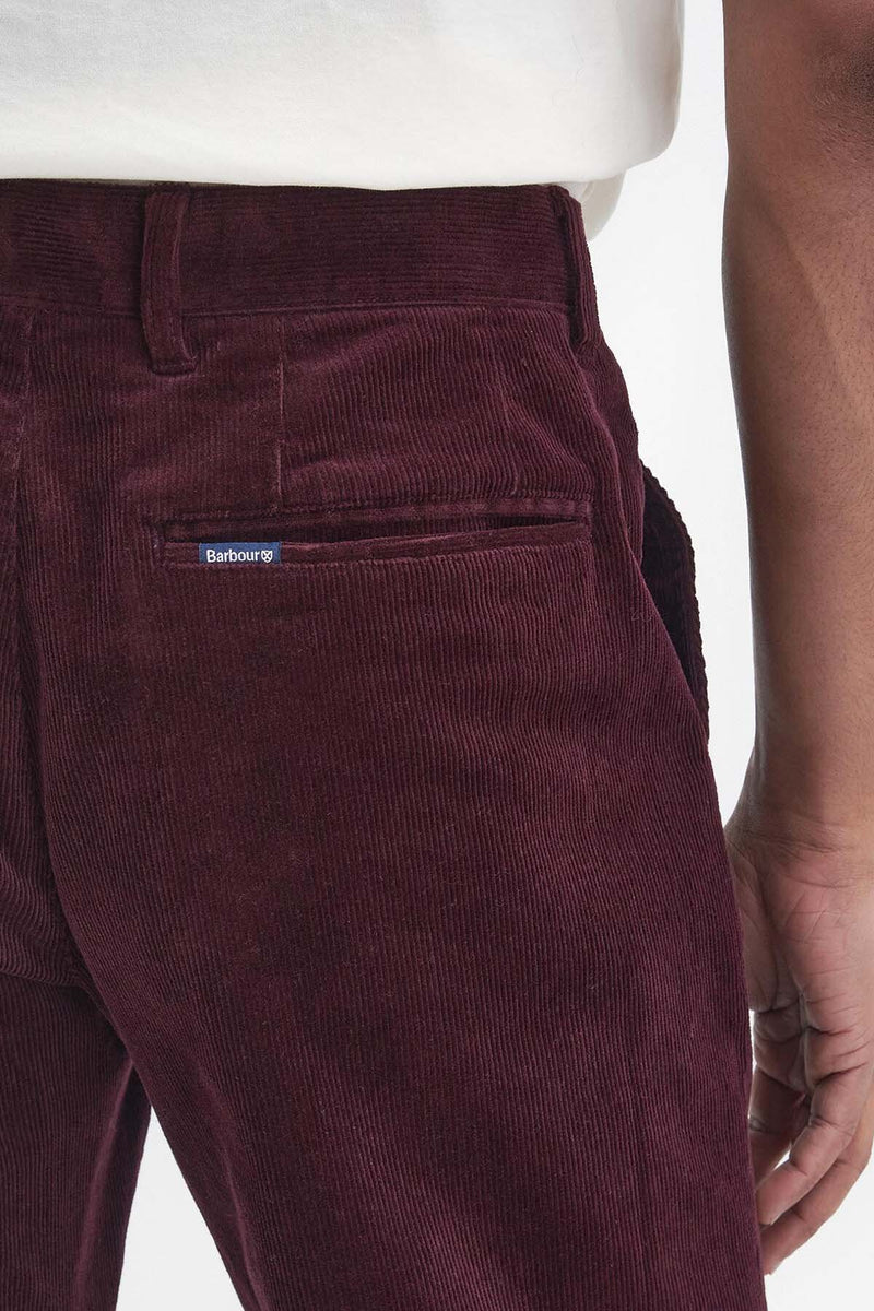 Pantaloni in velluto stretch a coste sottili dalla vestibilità leggermente aderente 