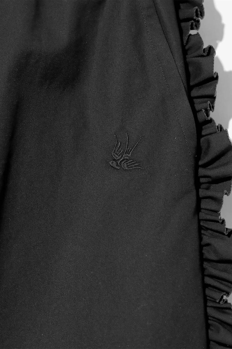 Pantaloni con bande laterali a balze.