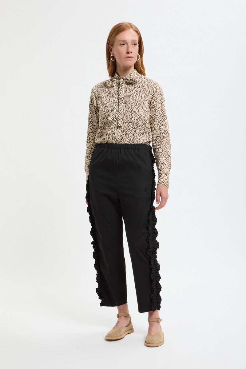Pantaloni con bande laterali a balze.