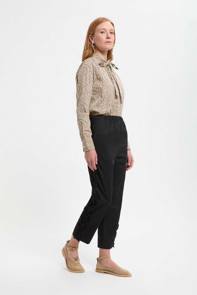 Pantaloni con bande laterali a balze.