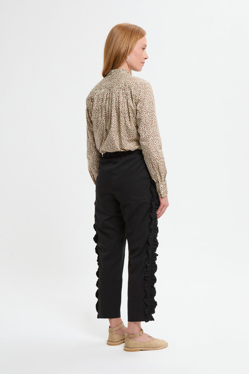 Pantaloni con bande laterali a balze.